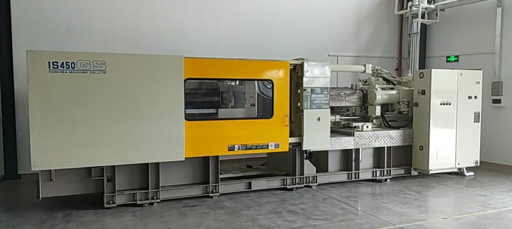 Hydraulic direct-clamp injection molding machine producing plastic parts